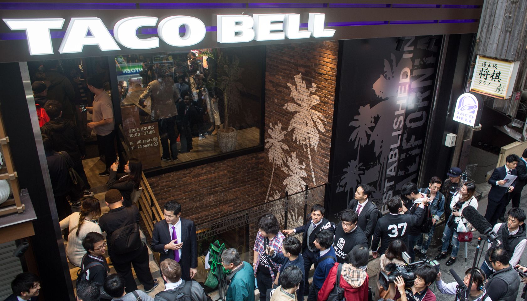 Taco Bell Opens New Tokyo Store