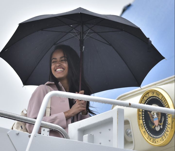 Malia Makes Her Way to Aboard Air Force One