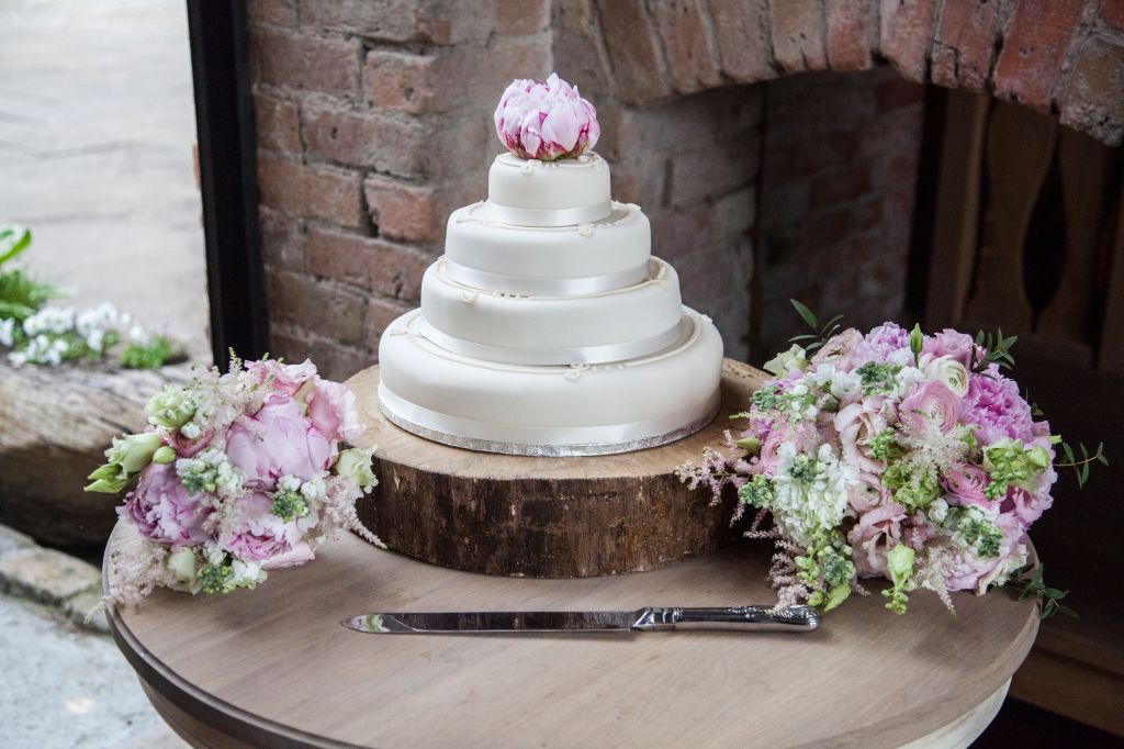 Eedding cake and flowers