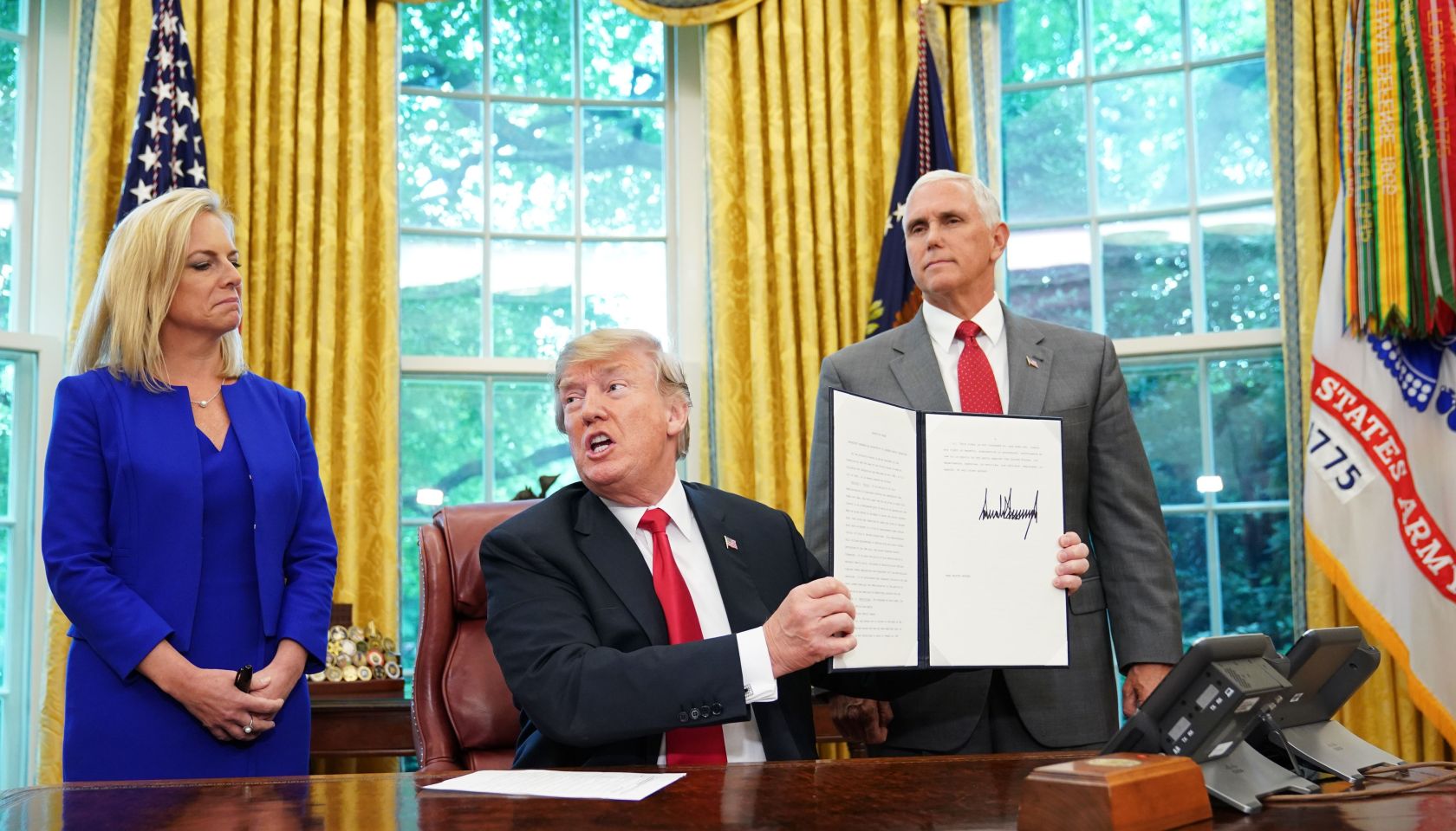 US-POLITICS-IMMIGRATION-TRUMP-SIGN-MIGRANTS