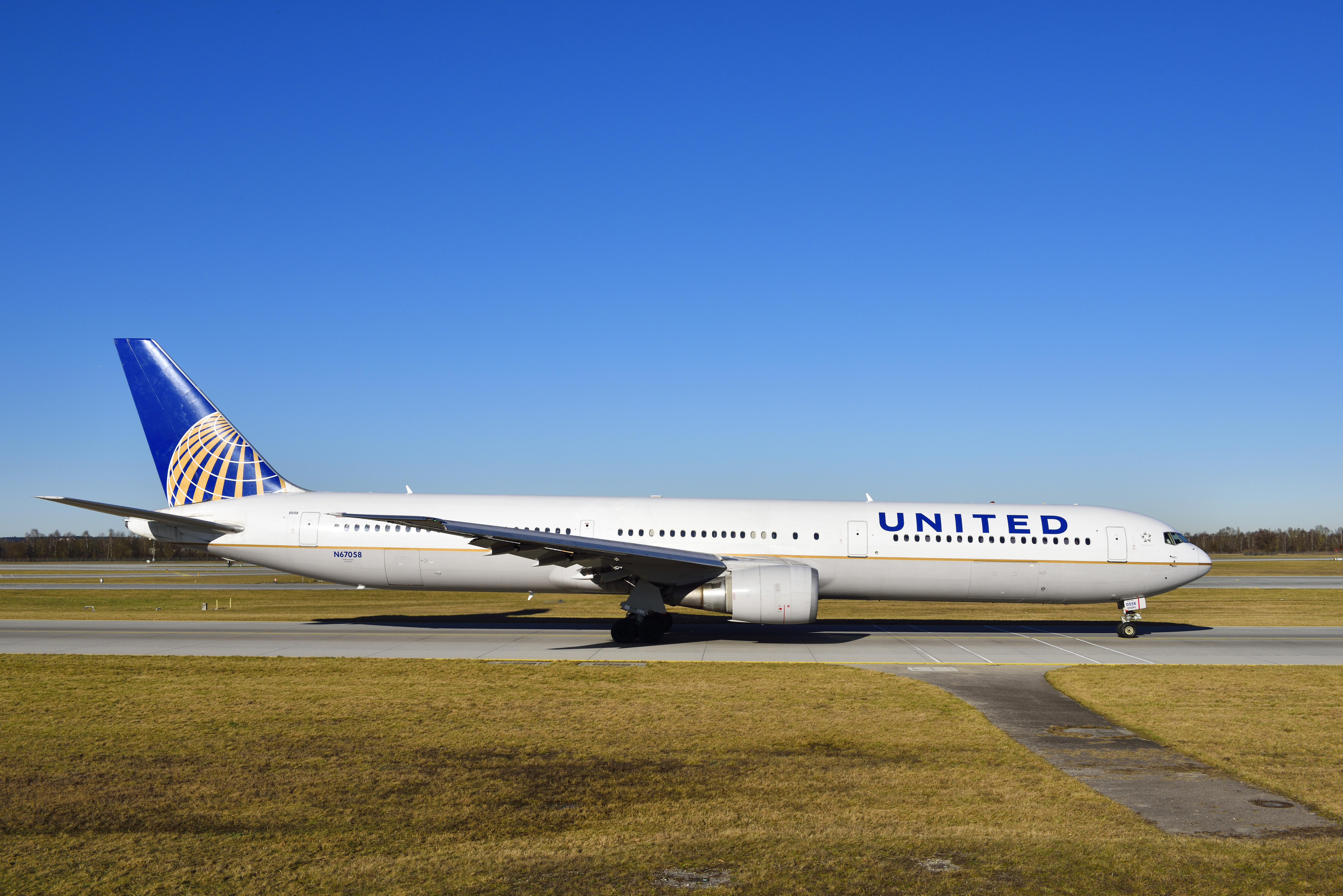 United Airlines Boeing B 767 rolling on the taxiway towards runway, Munich Airport Franz Josef Strauss, Erding, Munich, Upper Bavaria, Bavaria, Germany