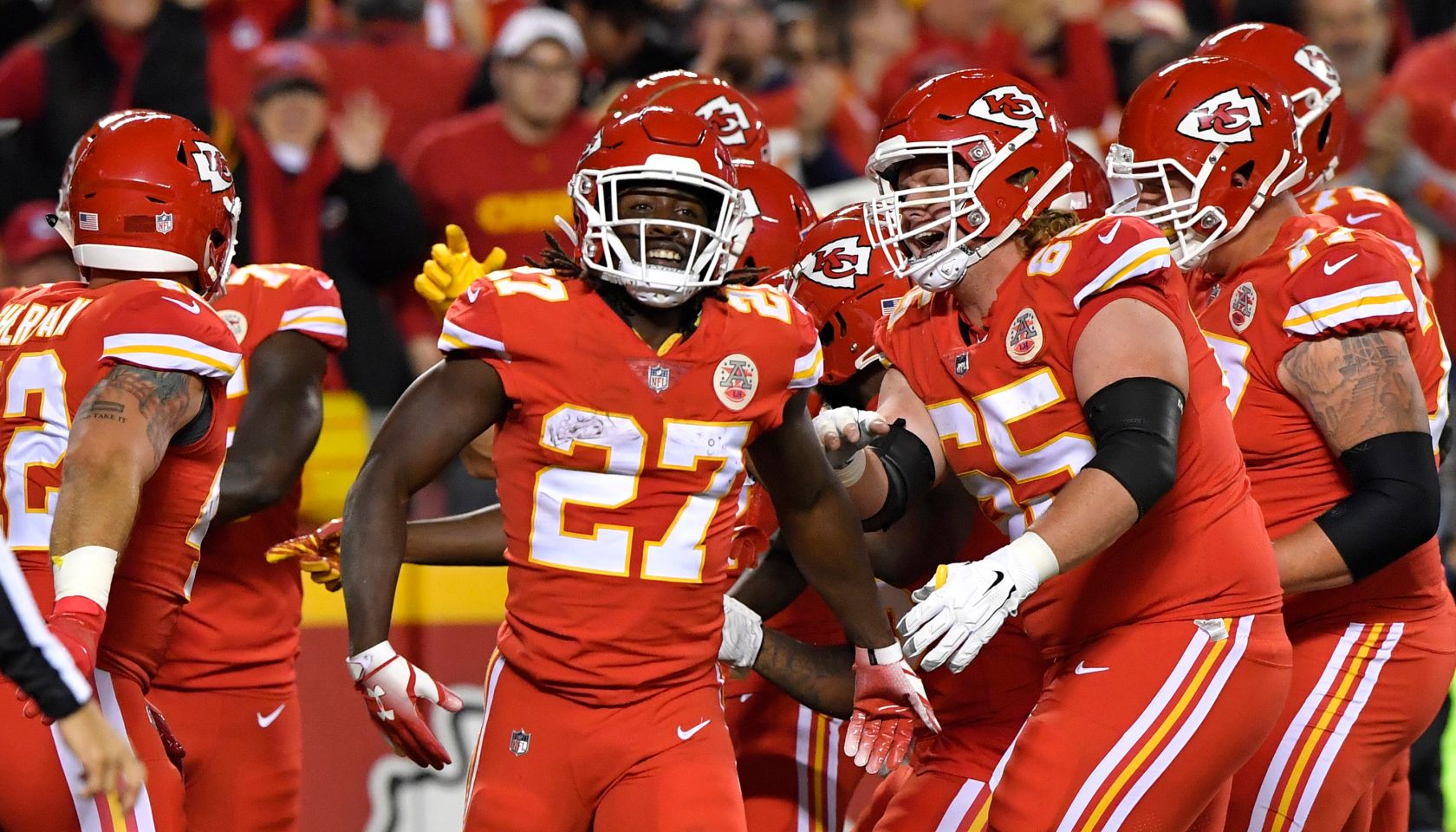 Chiefs' Kareem Hunt shoved, kicked woman outside apartment, according to TMZ video