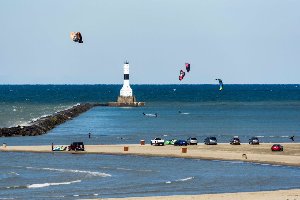 Kitesurfing, Conneaut West Breakwater Lighthouse, Lake Erie...