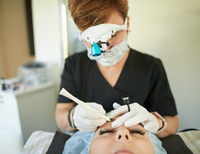 Creating the appearance of naturally full brows