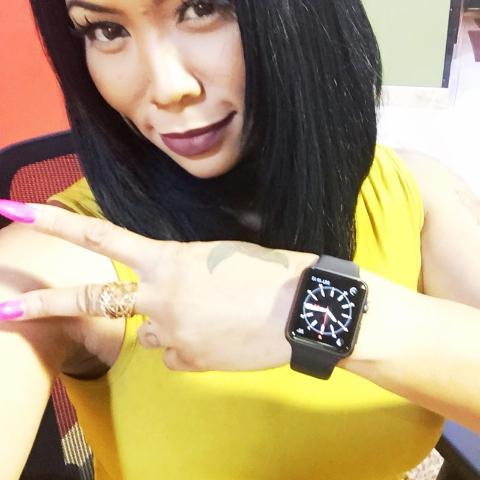 Deelishis wearing Apple Watch