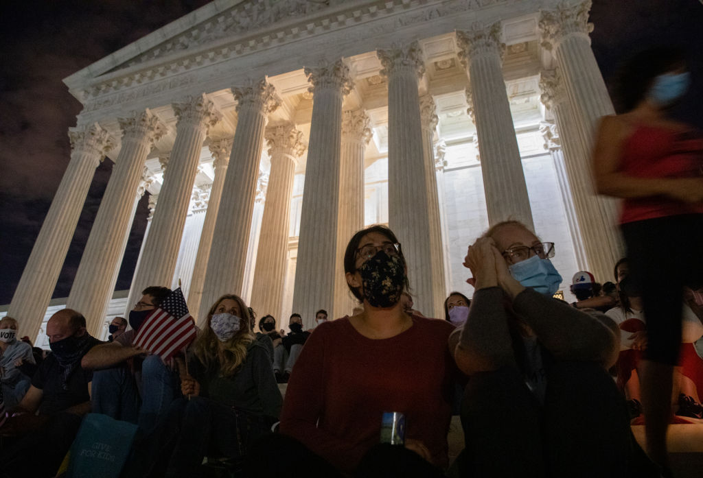 WASHINGTON,DC-SEP18: People pay their respects to Supreme Court