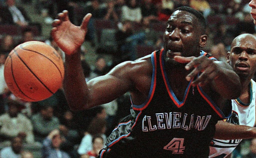Cleveland Cavaliers Shawn Kemp can not hang on to