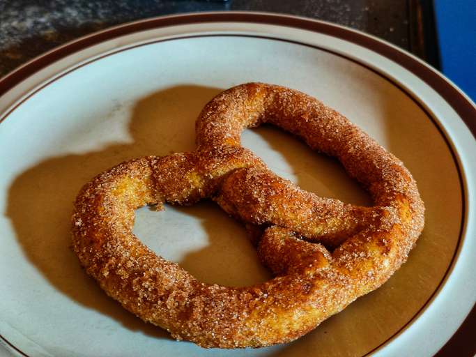 Cinnamon pretzel